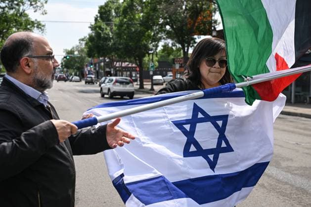 Woman With Israeli Flag Attacked During Edmonton Pro-Palestine Protest EDMONTON, CANADA JUNE 22: A woman carrying an Israeli flag is stopped by pro-Palestinian and Iranian protesters at the Hands Off Palestine, Iran, Syria, Yemen, Lebanon rally on White Avenue in Edmonton, where her flag is seized and thrown during the demonstration on June 22, 2025, in Edmonton, Alberta, Canada. Edmonton Canada Copyright: xArturxWidakx originalFilename: widak-womanwit250622_npjlw.jpg