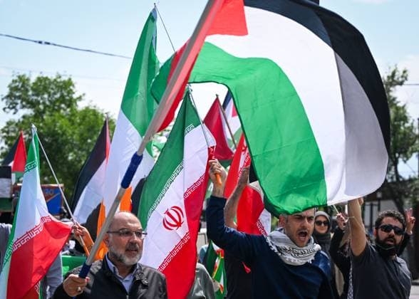 Woman With Israeli Flag Attacked During Edmonton Pro-Palestine Protest EDMONTON, CANADA JUNE 22: Members of the local Palestinian diaspora, joined by Iranian and other Middle Eastern Muslim protesters, along with local activists, gather on White Avenue in Edmonton for the Hands Off Palestine, Iran, Syria, Yemen, Lebanon protest on June 22, 2025, in Edmonton, Alberta, Canada. Edmonton Canada Copyright: xArturxWidakx originalFilename: widak-womanwit250622_npM3l.jpg