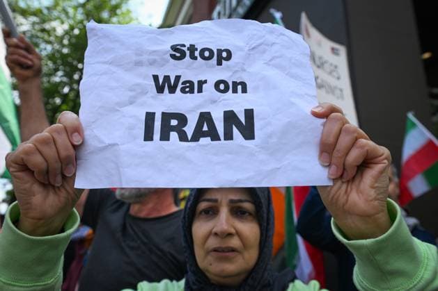 Woman With Israeli Flag Attacked During Edmonton Pro-Palestine Protest EDMONTON, CANADA JUNE 22: A woman holds a placard with words Stop War On Iran as members of the local Palestinian diaspora, joined by Iranian and other Middle Eastern Muslim protesters, along with local activists, gather on White Avenue in Edmonton for the Hands Off Palestine, Iran, Syria, Yemen, Lebanon protest on June 22, 2025, in Edmonton, Alberta, Canada. Edmonton Canada Copyright: xArturxWidakx originalFilename: widak-womanwit250622_npMfp.jpg