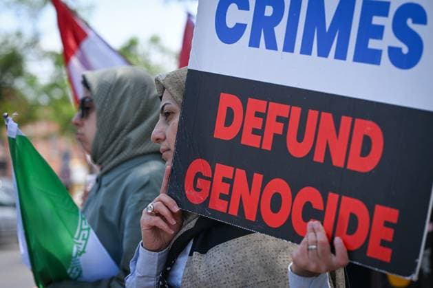 Woman With Israeli Flag Attacked During Edmonton Pro-Palestine Protest EDMONTON, CANADA JUNE 22: Members of the local Palestinian diaspora, joined by Iranian and other Middle Eastern Muslim protesters, along with local activists, gather on White Avenue in Edmonton for the Hands Off Palestine, Iran, Syria, Yemen, Lebanon protest on June 22, 2025, in Edmonton, Alberta, Canada. Edmonton Canada Copyright: xArturxWidakx originalFilename: widak-womanwit250622_npZ8l.jpg