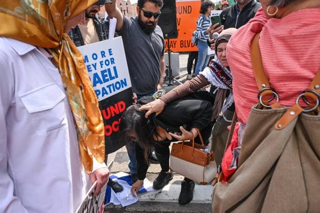 Woman With Israeli Flag Attacked During Edmonton Pro-Palestine Protest EDMONTON, CANADA JUNE 22: A woman carrying an Israeli flag is stopped and physically attacked by pro-Palestinian and Iranian protesters at the Hands Off Palestine, Iran, Syria, Yemen, Lebanon rally on White Avenue in Edmonton, where her flag is seized and thrown during the demonstration on June 22, 2025, in Edmonton, Alberta, Canada. Edmonton Canada Copyright: xArturxWidakx originalFilename: widak-womanwit250622_np4LT.jpg