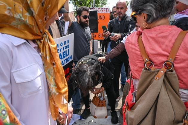 Woman With Israeli Flag Attacked During Edmonton Pro-Palestine Protest EDMONTON, CANADA JUNE 22: A woman carrying an Israeli flag is stopped and physically attacked by pro-Palestinian and Iranian protesters at the Hands Off Palestine, Iran, Syria, Yemen, Lebanon rally on White Avenue in Edmonton, where her flag is seized and thrown during the demonstration on June 22, 2025, in Edmonton, Alberta, Canada. Edmonton Canada Copyright: xArturxWidakx originalFilename: widak-womanwit250622_npccb.jpg