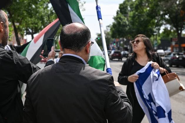 Woman With Israeli Flag Attacked During Edmonton Pro-Palestine Protest EDMONTON, CANADA JUNE 22: A woman carrying an Israeli flag is stopped by pro-Palestinian and Iranian protesters at the Hands Off Palestine, Iran, Syria, Yemen, Lebanon rally on White Avenue in Edmonton, where her flag is seized and thrown during the demonstration on June 22, 2025, in Edmonton, Alberta, Canada. Edmonton Canada Copyright: xArturxWidakx originalFilename: widak-womanwit250622_npQHW.jpg