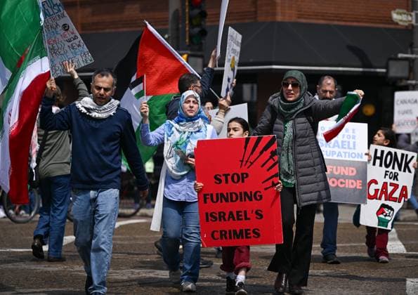Woman With Israeli Flag Attacked During Edmonton Pro-Palestine Protest EDMONTON, CANADA JUNE 22: Members of the local Palestinian diaspora, joined by Iranian and other Middle Eastern Muslim protesters, along with local activists, gather on White Avenue in Edmonton for the Hands Off Palestine, Iran, Syria, Yemen, Lebanon protest on June 22, 2025, in Edmonton, Alberta, Canada. Edmonton Canada Copyright: xArturxWidakx originalFilename: widak-womanwit250622_npsqq.jpg