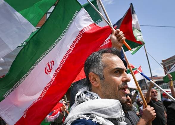 Woman With Israeli Flag Attacked During Edmonton Pro-Palestine Protest EDMONTON, CANADA JUNE 22: Members of the local Palestinian diaspora, joined by Iranian and other Middle Eastern Muslim protesters, along with local activists, gather on White Avenue in Edmonton for the Hands Off Palestine, Iran, Syria, Yemen, Lebanon protest on June 22, 2025, in Edmonton, Alberta, Canada. Edmonton Canada Copyright: xArturxWidakx originalFilename: widak-womanwit250622_npUVe.jpg