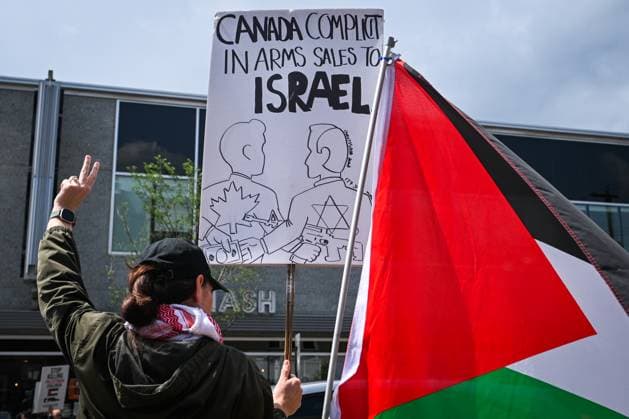 Woman With Israeli Flag Attacked During Edmonton Pro-Palestine Protest EDMONTON, CANADA JUNE 22: Members of the local Palestinian diaspora, joined by Iranian and other Middle Eastern Muslim protesters, along with local activists, gather on White Avenue in Edmonton for the Hands Off Palestine, Iran, Syria, Yemen, Lebanon protest on June 22, 2025, in Edmonton, Alberta, Canada. Edmonton Canada Copyright: xArturxWidakx originalFilename: widak-womanwit250622_npHWh.jpg