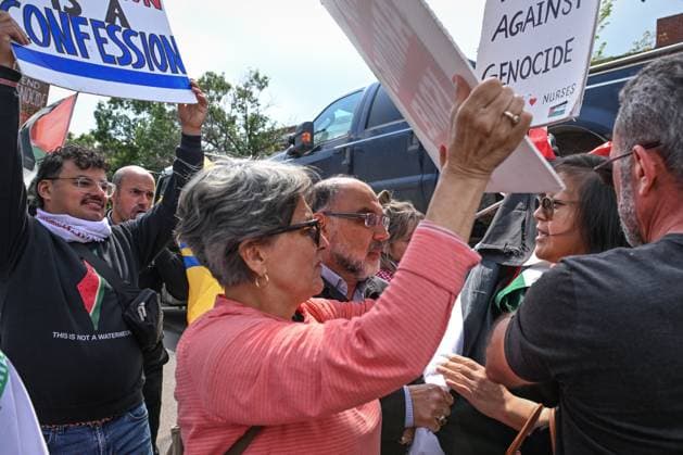 Woman With Israeli Flag Attacked During Edmonton Pro-Palestine Protest EDMONTON, CANADA JUNE 22: A woman (R) carrying an Israeli flag is stopped by pro-Palestinian and Iranian protesters at the Hands Off Palestine, Iran, Syria, Yemen, Lebanon rally on White Avenue in Edmonton, where her flag is seized and thrown during the demonstration on June 22, 2025, in Edmonton, Alberta, Canada. Edmonton Canada Copyright: xArturxWidakx originalFilename: widak-womanwit250622_npRyg.jpg