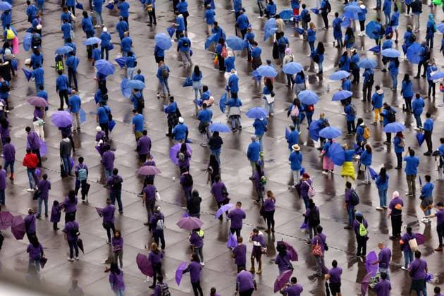 World s Largest Rainbow Flag on Pride Celebrations Members of the LGBTTTIQ+ community hold umbrellas while take part in the creation the world s largest rainbow flag, on the Pride celebrations framework at the Mexico City Zocalo main square. on June 22, 2025 in Mexico City, Mexico. Mexico City CDMX Mexico Copyright: xLuisxBarronx