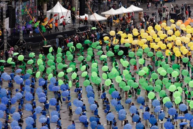 World s Largest Rainbow Flag on Pride Celebrations Members of the LGBTTTIQ+ community hold umbrellas while take part in the creation the world s largest rainbow flag, on the Pride celebrations framework at the Mexico City Zocalo main square. on June 22, 2025 in Mexico City, Mexico. Mexico City CDMX Mexico Copyright: xLuisxBarronx