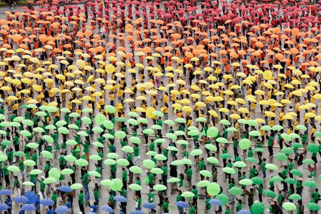 World s Largest Rainbow Flag on Pride Celebrations Members of the LGBTTTIQ+ community hold umbrellas while take part in the creation the world s largest rainbow flag, on the Pride celebrations framework at the Mexico City Zocalo main square. on June 22, 2025 in Mexico City, Mexico. Mexico City CDMX Mexico Copyright: xLuisxBarronx