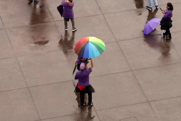 World s Largest Rainbow Flag on Pride Celebrations A Member of the LGBTTTIQ+ community holds a umbrella whit the rainbow colors while take part in the creation the world s largest rainbow flag, on the Pride celebrations framework at the Mexico City Zocalo main square. on June 22, 2025 in Mexico City, Mexico. Mexico City CDMX Mexico Copyright: xLuisxBarronx