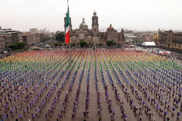 World s Largest Rainbow Flag on Pride Celebrations Members of the LGBTTTIQ+ community hold umbrellas while take part in the creation the world s largest rainbow flag, on the Pride celebrations framework at the Mexico City Zocalo main square. on June 22, 2025 in Mexico City, Mexico. Mexico City CDMX Mexico Copyright: xLuisxBarronx