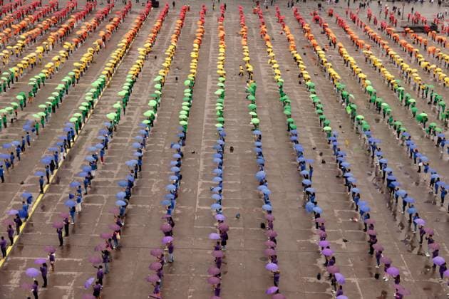 World s Largest Rainbow Flag on Pride Celebrations Members of the LGBTTTIQ+ community hold umbrellas while take part in the creation the world s largest rainbow flag, on the Pride celebrations framework at the Mexico City Zocalo main square. on June 22, 2025 in Mexico City, Mexico. Mexico City CDMX Mexico Copyright: xLuisxBarronx