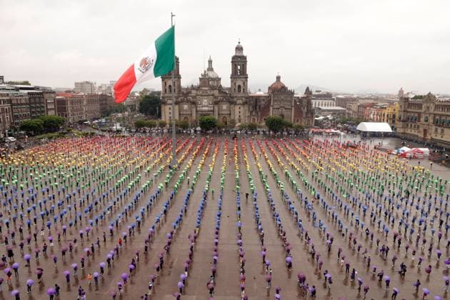World s Largest Rainbow Flag on Pride Celebrations Members of the LGBTTTIQ+ community hold umbrellas while take part in the creation the world s largest rainbow flag, on the Pride celebrations framework at the Mexico City Zocalo main square. on June 22, 2025 in Mexico City, Mexico. Mexico City CDMX Mexico Copyright: xLuisxBarronx
