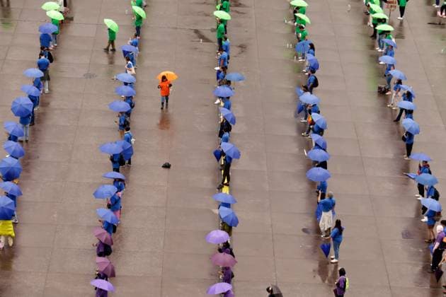 World s Largest Rainbow Flag on Pride Celebrations Members of the LGBTTTIQ+ community hold umbrellas while take part in the creation the world s largest rainbow flag, on the Pride celebrations framework at the Mexico City Zocalo main square. on June 22, 2025 in Mexico City, Mexico. Mexico City CDMX Mexico Copyright: xLuisxBarronx