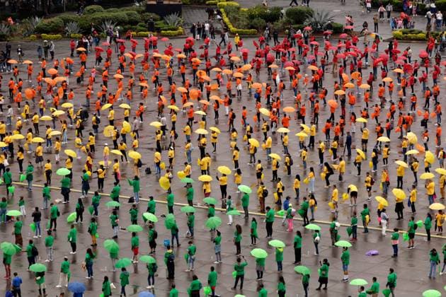World s Largest Rainbow Flag on Pride Celebrations Members of the LGBTTTIQ+ community hold umbrellas while take part in the creation the world s largest rainbow flag, on the Pride celebrations framework at the Mexico City Zocalo main square. on June 22, 2025 in Mexico City, Mexico. Mexico City CDMX Mexico Copyright: xLuisxBarronx