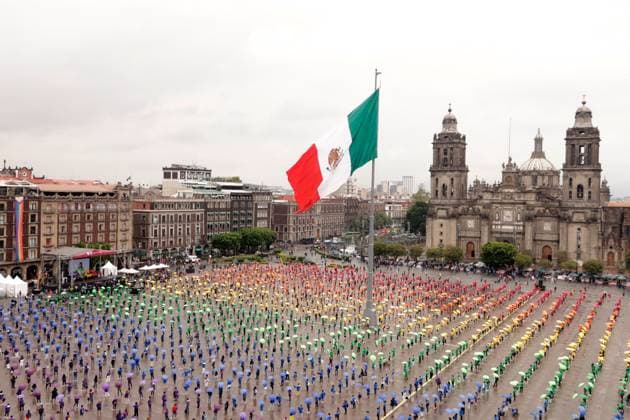 World s Largest Rainbow Flag on Pride Celebrations Members of the LGBTTTIQ+ community hold umbrellas while take part in the creation the world s largest rainbow flag, on the Pride celebrations framework at the Mexico City Zocalo main square. on June 22, 2025 in Mexico City, Mexico. Mexico City CDMX Mexico Copyright: xLuisxBarronx