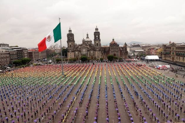 World s Largest Rainbow Flag on Pride Celebrations Members of the LGBTTTIQ+ community hold umbrellas while take part in the creation the world s largest rainbow flag, on the Pride celebrations framework at the Mexico City Zocalo main square. on June 22, 2025 in Mexico City, Mexico. Mexico City CDMX Mexico Copyright: xLuisxBarronx