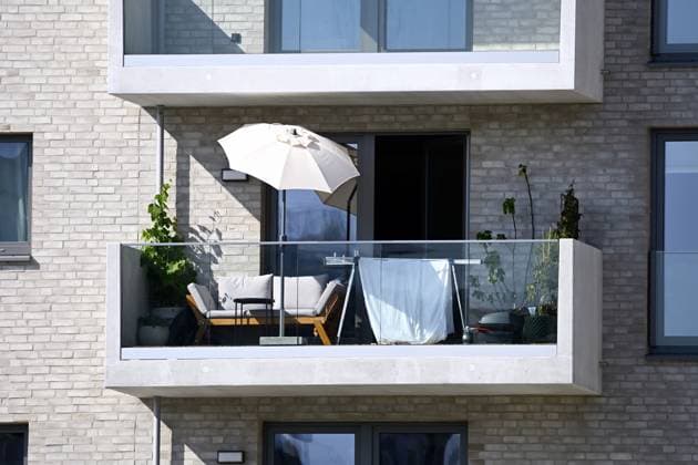 IMAGO Creative, Jahreszeit Sommer, Hitze Balkon mit Sonnenschirm in der Hafencity von Hamburg, Deutschland *** Balcony with parasol in the Hafencity of Hamburg, Germany ** NUR FUER REDAKTIONELLE ZWECKE ** EDITORIAL USE ONLY **