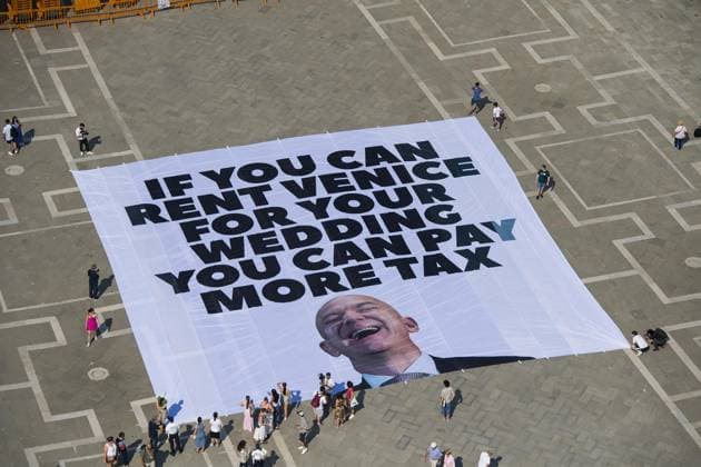 News Themen der Woche KW26 News Bilder des Tages June 23, 2025, Venezia: Attivisti di Greenpeace Italia e del gruppo d azione britannico Everyone Hates Elon hanno srotolato uno striscione gigante di 400 metri quadrati, in Piazza San Marco a Venezia, in segno di protesta contro le nozze di Jeff Bezos e della sua compagna Lauren Sanche, 23 giugno 2025. Il maxi striscione riportava la frase If you can rent Venice for your wedding, you can pay more tax ( Se puoi affittare Venezia per il tuo matrimonio, allora puoi pagare piÃ¹ tasse ). .A handout image provided by Greenpeace press office shows activists of international environmental group Greenpeace deployng a giant banner displaying a picture of Jeff Bezos and reading If you can rent Venice for your wedding you can pay more tax  - ZUMAa110 20250623_zaf_a110_002 Copyright: xUfficioxStampaxGreenpeacex