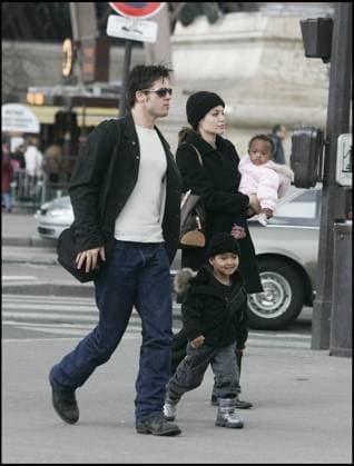 ANGELINA JOLIE und BRAD PITT PASSEN ein NACH Mittag IN Familie A PARIS, BEGLEITET von IHRE KINDER MADDOX und ZAHARA sie FONT ein Turm von MANEGE Platz VON TROCADERO IN figure von DIE Turm EIFFEL ANGELINA JOLIE AND BRAD PITT IN PARIS, WITH THEIR TWO CHILDREN MADDOX AND ZAHARA THEY SPENT SOME TIME ON A ROUNDABOUT NEAR EIFFEL TOWER Paris Frankreich  Copyright: xAGENCEx xBESTIMAGExAGENCEx xBESTIMAGEx