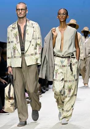 Bilder des Jahres 2025, Entertainment 06 Juni Entertainment Bilder des Tages June 23, 2025, Milan, Itay: Models present creations by italian fashion designer Giorgio Armani Men s Spring-Summer 2026 collection during the Milan Fashion Week, in Milan, Italy, 23 June 2025. Milan Itay  - ZUMAa110 20250623_zaf_a110_009 Copyright: xDanielxDalxZennarox