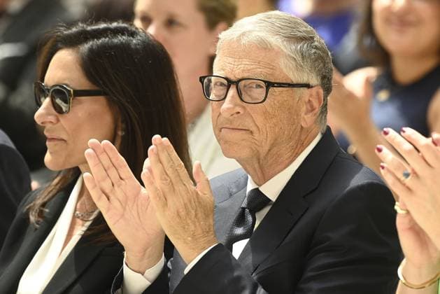 Entertainment Themen der Woche KW26 Entertainment Bilder des Tages Paula Hurd und Bill Gates bei der Verleihung vom Rathenau Preis am 23.06.2025 im Atrium der Deutschen Bank in Berlin Bill Gates bei der Ehrung mit dem Rathenau Preis in Berlin *** Paula Hurd and Bill Gates at the Rathenau Prize award ceremony on 23 June 2025 in the Atrium of Deutsche Bank in Berlin Bill Gates at the Rathenau Prize award ceremony in Berlin 