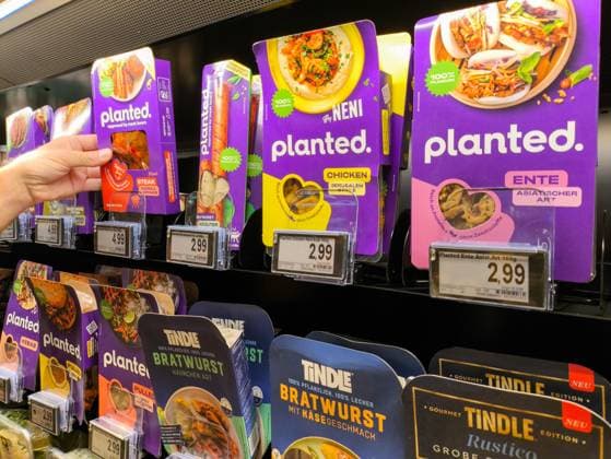 Bavaria, Germany - June 23, 2025: planted brand vegan meat substitutes on supermarket shelves. The picture shows different plant-based variants such as steak, duck and bratwurst as an alternative to animal-based foods. *** Vegane Fleischersatzprodukte der Marke planted im Supermarktregal. Das Bild zeigt verschiedene pflanzliche Varianten wie Steak, Ente und Bratwurst als Alternative zu tierischen Lebensmitteln.