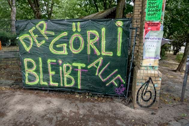 Görlitzer Park, Der Görli bleibt auf . Protestplakat gegen Mauerbau im Görlitzer Park, Friedrichshain- Kreuzberg, Berlin Görlitzer Park, Der Görli bleibt auf . Protestplakat gegen Mauerbau im Görlitzer Park, Friedrichshain- Kreuzberg, Berlin *** Görlitzer Park, The Görli remains on Protest poster against the construction of the Wall in Görlitzer Park, Friedrichshain Kreuzberg, Berlin Görlitzer Park, The Görli remains on Protest poster against the construction of the Wall in Görlitzer Park, Friedrichshain Kreuzberg, Berlin