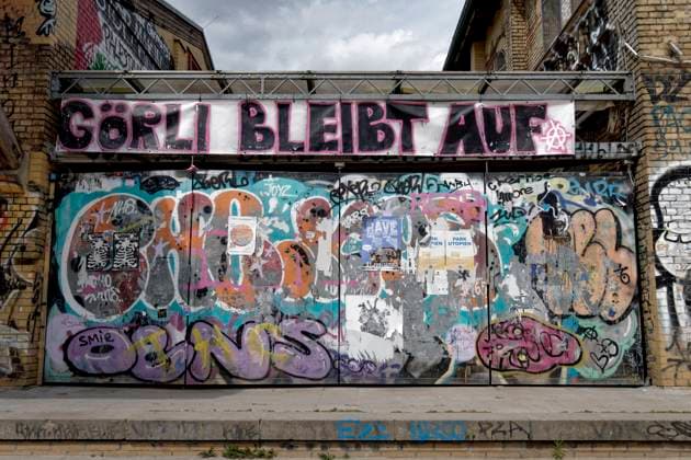 Görlitzer Park, Der Görli bleibt auf . Protestplakat gegen Mauerbau im Görlitzer Park, Friedrichshain- Kreuzberg, Berlin Görlitzer Park, Der Görli bleibt auf . Protestplakat gegen Mauerbau im Görlitzer Park, Friedrichshain- Kreuzberg, Berlin *** Görlitzer Park, The Görli remains on Protest poster against the construction of the Wall in Görlitzer Park, Friedrichshain Kreuzberg, Berlin Görlitzer Park, The Görli remains on Protest poster against the construction of the Wall in Görlitzer Park, Friedrichshain Kreuzberg, Berlin
