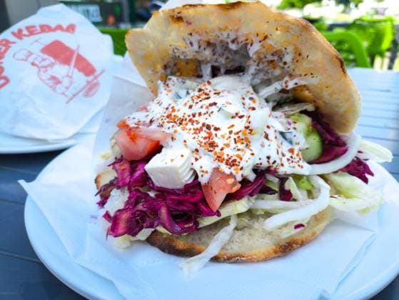 IMAGO Creative, Food, Fast Food, Döner Bavaria, Germany - June 23, 2025: Fresh kebab in flatbread with lettuce, tomatoes, cabbage, cucumber, feta and yoghurt sauce - vegetarian. The picture shows a meatless street food dish with lots of tasty vegetables and spicy sauce. *** Frischer Döner im Fladenbrot mit Salat, Tomaten, Kraut, Gurken, Feta und Joghurtsauce - vegetarisch. Das Bild zeigt ein fleischloses Streetfood-Gericht mit viel lecker Gemüse und würziger Soße.