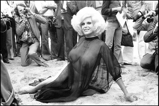 ARCHIVES - COCCINELLE AU FESTIVAL DE CANNES EN 1974 FEMININ PLAN LARGE FOULE NUE PHOTOGRAPHE JOURNALISTE SEINS Cannes France *** Archiv Marienkäfer Au FESTIVAL von Cannes IN 1974 FEMININ Plan breit FOULE NUE Fotograf Journalist NASEN Cannes Frankreich  Copyright: xANGELI-RINDOFFx xBESTIMAGExANGELI-RINDOFFx xBESTIMAGEx