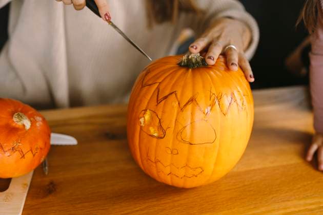 Woman carving a pumpkin with a child for Halloween indoors model released, Symbolfoto property released, FLMZF00803