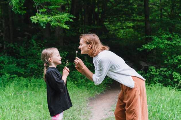 IMAGO Creative, Ostern, Bräuche, Osterspaziergang #2 Mother and daughter enjoying a walk in the forest model released, Symbolfoto, NDEF02444