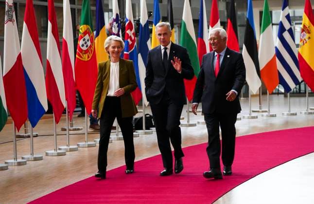 June 23, 2025, Brussels, Belgium: Canadian Prime Minister Mark Carney, centre, is welcomed to the European Council Building by Antonio Costa, President of the European Council and Ursula von der Leyen, President of the European Commission, for the Canada EU Summit in Brussels, Belgium on Monday, June 23, 2025. Brussels Belgium - ZUMAc35_ 20250623_zaf_c35_040 Copyright: xSeanxKilpatrickx