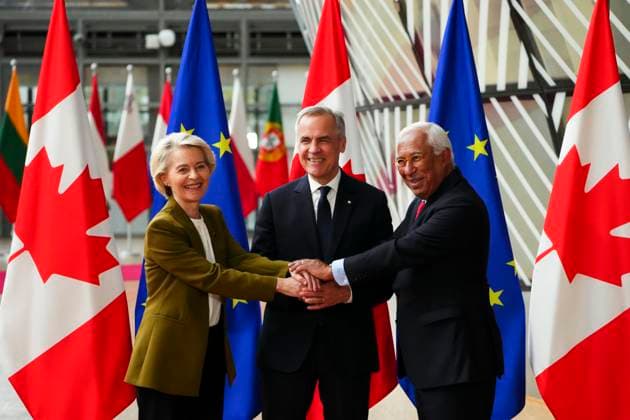 News Bilder des Tages June 23, 2025, Brussels, Belgium: Canadian Prime Minister Mark Carney, centre, is welcomed to the European Council Building by Antonio Costa, President of the European Council and Ursula von der Leyen, President of the European Commission, for the Canada EU Summit in Brussels, Belgium on Monday, June 23, 2025. Brussels Belgium - ZUMAc35_ 20250623_zaf_c35_041 Copyright: xSeanxKilpatrickx