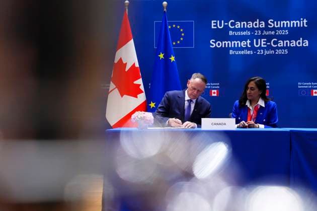 News Bilder des Tages June 23, 2025, Brussels, Belgium: Minister of Foreign Affairs Anita Anand and Minister of National Defence David McGuinty, take part in a signing ceremony with European Union foreign policy chief Kaja Kallas (not shown) during the Canada EU Summit in Brussels, Belgium on Monday, June 23, 2025. Brussels Belgium  - ZUMAc35_ 20250623_zaf_c35_063 Copyright: xSeanxKilpatrickx
