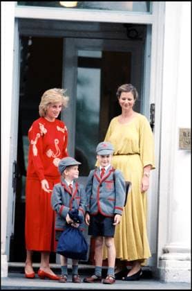 Info - Le prince George intégrera une nouvelle école à la rentrée où son père William et son oncle Harry ont été scolarisés - ARCHIVES - LA PRINCESSE LADY DIANA ACCOMPAGNE SES FILS LES PRINCES WILLIAM ET HARRY LE JOUR DE LA RENTREE SCOLAIRE A LA WETHERBY SCHOOL EN 1989 PRINCE Royaume Uni *** Info der Prinz George wird integrieren eine neue Schule auf die Schulanfang wobei sein Vater William und sein Onkel Harry haben Sommer eingeschult Archiv DIE PRINZESSIN LADY DIANA BEGLEITET SES Sohn sie PRINZIPIEN WILLIAM und HARRY der Tag von DIE RENTREE SCHULE A DIE WETHERBY SCHOOL IN 1989 Prinz Königreich Uni  Copyright: xLAURENTxSOLAx xBESTIMAGExLAURENTxSOLAx xBESTIMAGEx