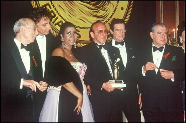 ARCHIVES - BARRY MANILOW, ARETHA FRANKLIN, ROGER MOORE ET CLIVE DAVIS LORS D UNE SOIREE HOMMAGE A CLIVE DAVIS A NEW YORK EN 1992 New York Etats-Unis *** Archiv BARRY MANILOW, ARETHA FRANKLIN, ROGER MOORE und CLIVE DAVIS LORS D EINE ABENDFEIER HOMMAGE A CLIVE DAVIS A NEW York IN 1992 New York Staaten Vereinigt  Copyright: xAGENCEx xBESTIMAGExAGENCEx xBESTIMAGEx