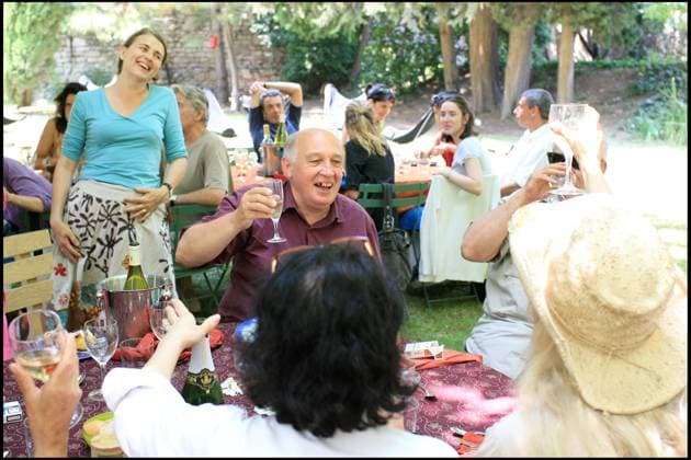 RAYMOND DEPARDON FETE SES 64 ANS AUX RENCONTRES INTERNATIONALES DE LA PHOTOGRAPHIE D ARLES 2006 OU IL A PRESENTE UNE RETROSPECTIVE DE LA CARRIERE DE SES COMPAGNONS DE ROUTE Arles France *** RAYMOND DEPARDON FEST SES 64 ANS AUX TREFFEN INTERNATIONAL von DIE Fotografie D Arles 2006 oder er A PRÄSENTIERT EINE RETROSPECTIVE von DIE CARRIERE von SES COMPAGNONS von Straße Arles Frankreich  Copyright: xDANIELxANGELIx-xALAINxGUIZARDx xBESTIMAGExDANIELxANGELIx-xALAINxGUIZARDx xBESTIMAGEx