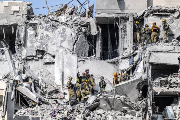 Bilder des Jahres 2025, News 06 Juni Missile fired from Iran hits southern Israeli city of Beersheba BEERSHEBA, ISRAEL - JUNE 24: Search and rescue teams conduct search and rescue operations at a building that was heavily damaged and partially collapsed by a missile fired from Iran in Beersheba, Israel on June 24, 2025. Mostafa Alkharouf Anadolu Beersheba Israel. Editorial use only. Please get in touch for any other usage.  Copyright: x2025xAnadoluxMostafaxAlkharoufx
