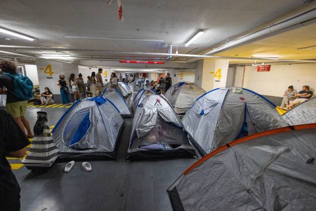 Bilder des Jahres 2025, News 06 Juni News Bilder des Tages News Bilder des Tages Israelis spend the night in shelters TEL AVIV, ISRAEL - JUNE 23: Some Israelis, including children, are seen inside a parking lot as citizens are taking refuge in the metro stations and parking lots of shopping malls across the city at night due to the possibility of an Iranian missile attacks in Tel Aviv, Israel on June 23, 2025. Nir Keidar Anadolu Tel Aviv Israel. Editorial use only. Please get in touch for any other usage.  Copyright: x2025xAnadoluxNirxKeidarx