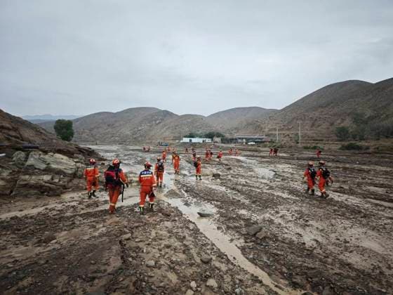 Bilder des Jahres 2025, News 06 Juni News Bilder des Tages (250624) -- JINGYUAN, June 24, 2025 -- Firefighters conduct search and rescue operations at an area affected by a mountain flood in Xinquan Village of Jingyuan County, northwest China s Gansu Province, June 24, 2025. Five people have been reported missing as of 2 a.m. Tuesday following a mountain flood in Xinquan Village of Jingyuan County at approximately 6 p.m. Monday. Local authorities, including public security, emergency response, firefighting and communication departments, were swiftly mobilized to search for those missing and evacuate residents after the flood. Rescue operations, evacuations, risk assessments and other emergency measures are ongoing. (Photo by Wang Yinqian Xinhua) PhotoFlash 5 missing following flood in northwe 
