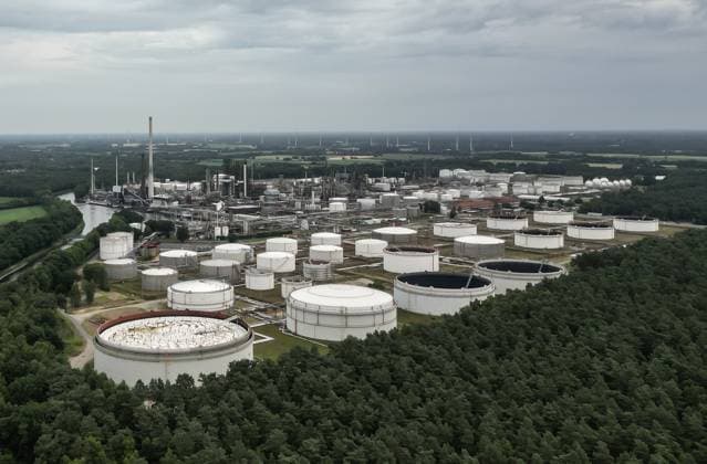Ölinporte weltweit unter Druck. Die Raffinerie von BP in Lingen. Für die EU ist die Raffinerie ein essenzieller Standort zur Sicherung von Energie. Die Anlage verarbeitet jährlich 4,5 Mio. t Rohöl und produziert u.a. Benzin, Diesel, Kerosin und petrochemische Vorprodukte. Im Fall einer Sperrung der Straße von Hormus könnten Ölimporte weltweit zum Stoppen kommen. Dies hätte weltweit Folgen auf Energiepreise und Infrastruktur auch in Europa. Lingen Niedersachsen Deutschland *** Oil imports under pressure worldwide BPs refinery in Lingen The refinery is an essential location for securing energy for the EU The plant processes 4.5 million tons of crude oil annually and produces gasoline, diesel, kerosene and petrochemical precursors, am Copyright: xdiebildwerftx