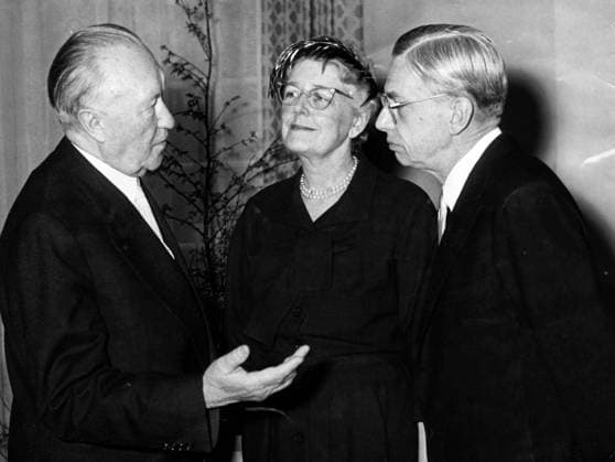 Bundeskanzler Konrad Adenauer 1876 - 1967 13. Februar 1957 - Bonn, Deutschland - Westdeutschlands erster Bundeskanzler Konrad Adenauer begann seine politische Karriere als Mitglied des Kölner Stadtrats und wurde Oberbürgermeister der Stadt. Adenauer wurde am 15. September 1949 zum Bundeskanzler der Bundesrepublik Deutschland gewählt. Im Bild: Abschiedsbesuch von US-Botschafter Dr. James B. Conant und Frau Conant durch Dr. Adenauer. Bonn Germany *** Federal Chancellor Konrad Adenauer 1876 1967 13 February 1957 Bonn, Germany West Germany first Federal Chancellor Konrad Adenauer began its political Career as Member of Cologne City Council and was Lord Mayor the City Adenauer was on 15 September 1949 to Federal Chancellor the Federal Republ  Copyright: xUnitedxArchivesx xkpaxKeystonex 19570213_mab_k09_358