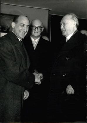 Deutschland Litauen Polen 18. Februar 1957 – Adenauer trifft zur Europakonferenz in Paris ein. Die Ministerpräsidenten von sechs Ländern treffen sich in Paris, um die Probleme des gemeinsamen europäischen Marktes zu erörtern. OPS: Der deutsche Bundeskanzler Konrad Adenauer wird bei seiner Ankunft am Flughafen Orly am späten Nachmittag vom französischen Informationsminister Gérard Jaquet begrüßt. *** Germany Lithuania Poland 18 February 1957 – Adenauer meets to European Conference in Paris a the Prime Ministers from six Countries Meeting itself in Paris, at the Problems of joint European Market to discuss OPs the German Federal Chancellor Konrad Adenauer will at its Arrival on Airport ORLY on late Afternoon from French Minister of I  Copyright: xUnitedxArchivesx xkpaxKeystonex 19570218_baf_k09_001