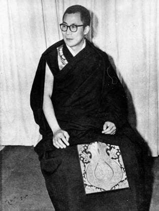 Dalai Lama gibt Rolle als politischer Führer auf 10. März 2011 - Upper Dharamsala, Indien - DATEIFOTO - Der im Exil lebende tibetische spirituelle Führer, der DALAI LAMA (alias TENZIN GYATSO), kündigte am Donnerstag seinen Plan an, als politisches Oberhaupt der Exilbewegung zurückzutreten und sagte: Die Tibeter brauchen einen Führer, der vom tibetischen Volk frei gewählt wurde und dem ich die Macht übertragen kann und ich bin auch ein Mensch. Der Ruhestand ist auch mein Recht. Früher oder später muss ich gehen. Ich bin über 75. Er sagte, er werde bei der kommenden Sitzung des tibetischen Parlaments im Exil, die am Montag beginnt, offiziell Änderungen der Charta der Exiltibeter vorschlagen, um die Änderung vorzunehmen. Wenn die Änderunge  Copyright: xUnitedxArchivesx xkpaxKeystonex 19570221_kts_k09_780