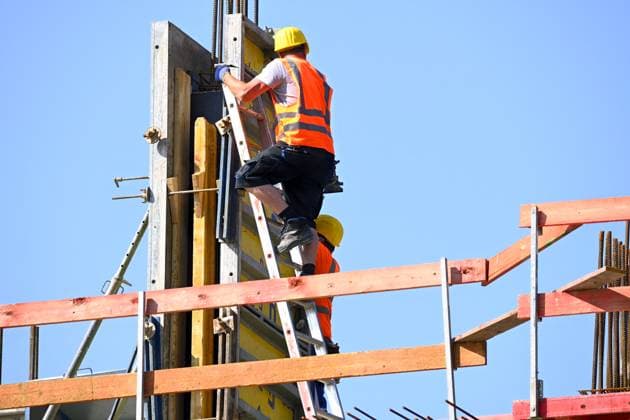Bauarbeiter arbeiten auf einem GebÃ¤ude *** Construction workers working on a building ** NUR FUER REDAKTIONELLE ZWECKE ** EDITORIAL USE ONLY **