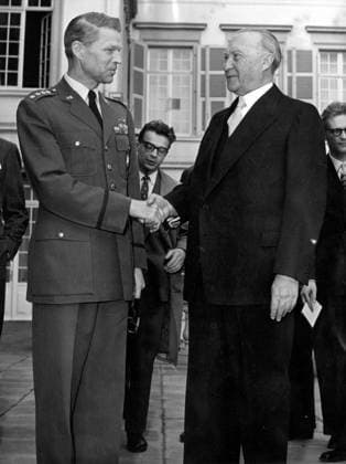 Bundeskanzler Konrad Adenauer 1876 - 1967 21. März 1957 - Bonn, Deutschland - Westdeutschlands erster Bundeskanzler Konrad Adenauer begann seine politische Karriere als Mitglied des Kölner Stadtrats und wurde Oberbürgermeister der Stadt. Am 15. September 1949 wurde Adenauer zum Bundeskanzler der Bundesrepublik Deutschland gewählt. Im Bild: NATO-Kommandeur für Europa, L. NORSTADT, mit Dr. Adenauer bei ihrem Treffen in Bonn. Bonn Germany *** Federal Chancellor Konrad Adenauer 1876 1967 21 March 1957 Bonn, Germany West Germany first Federal Chancellor Konrad Adenauer began its political Career as Member of Cologne City Council and was Lord Mayor the City on 15 September 1949 was Adenauer to Federal Chancellor the Federal Republic Germ  Copyright: xUnitedxArchivesx xkpaxKeystonex 19570321_mab_k09_333