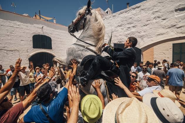 Bilder des Jahres 2025, News 06 Juni News Bilder des Tages June 24, 2025, Ciutadella De Menorca, Balearic Islands, Spain: A caixer (horse rider) rears up on his horse surrounded by a cheering crowd during the Caragol de Santa Clara (horse parade) at the traditional Sant Joan (Saint John) festival. Ciutadella De Menorca Spain - ZUMAo105 20250624_fap_o105_044 Copyright: xMatthiasxOesterlex